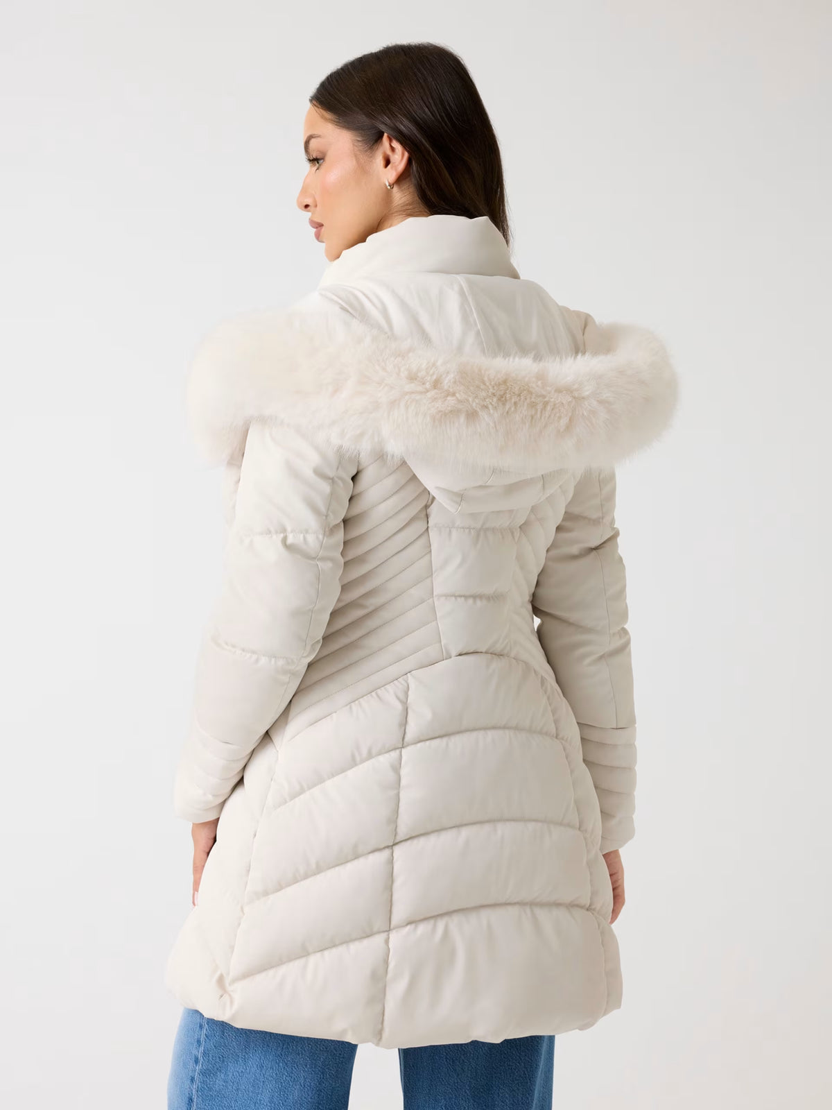 Chaqueta acolchada con capucha de piel sintética