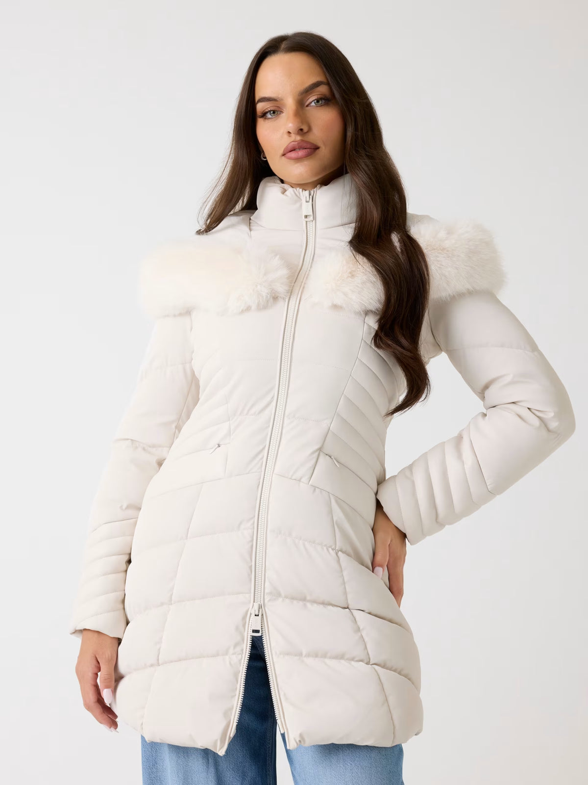 Chaqueta acolchada con capucha de piel sintética