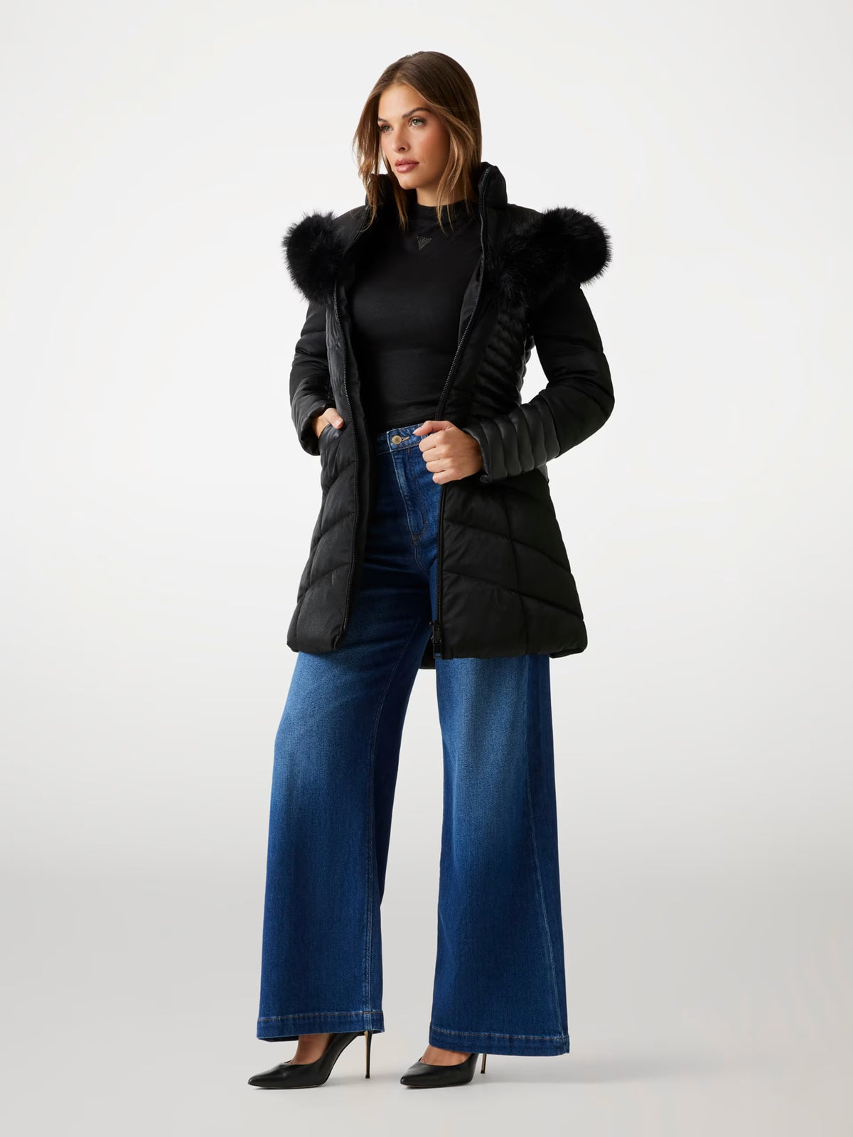 Chaqueta acolchada con capucha de piel sintética